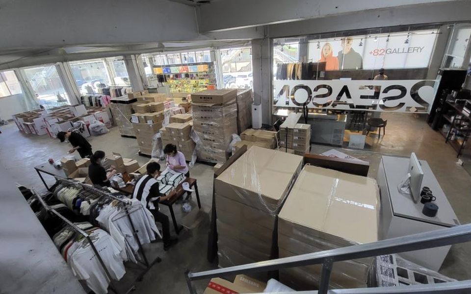 +82HOUSE fulfilment floor with packing stations and outbound stock